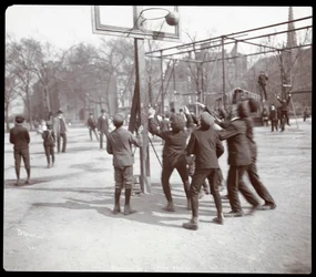 Udsigt af drenge, der spiller basketball på en bane i Tompkins Square Park på Arbor Day, New York, 1904 (sølv gelatinetryk)